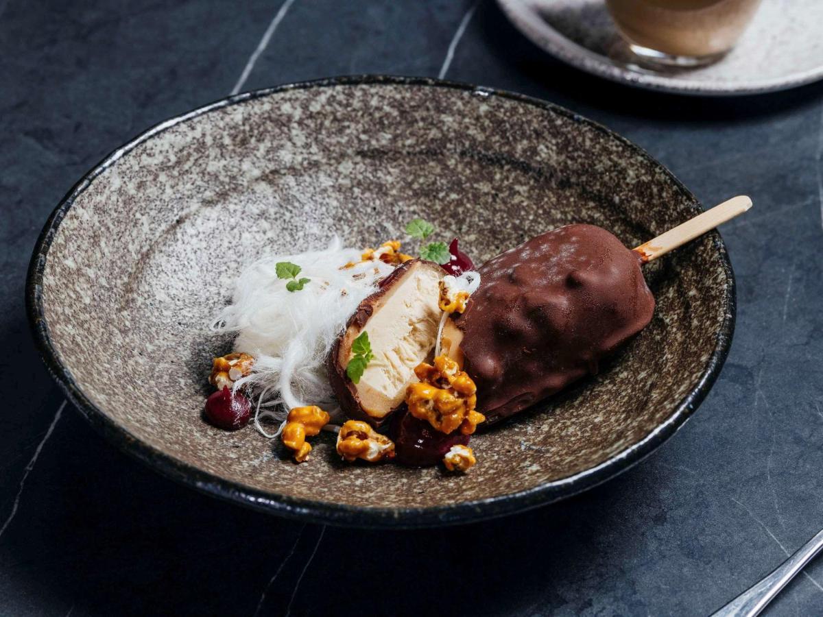 Hotel Sofitel Melbourne On Collins Exterior foto A chocolate-covered banana