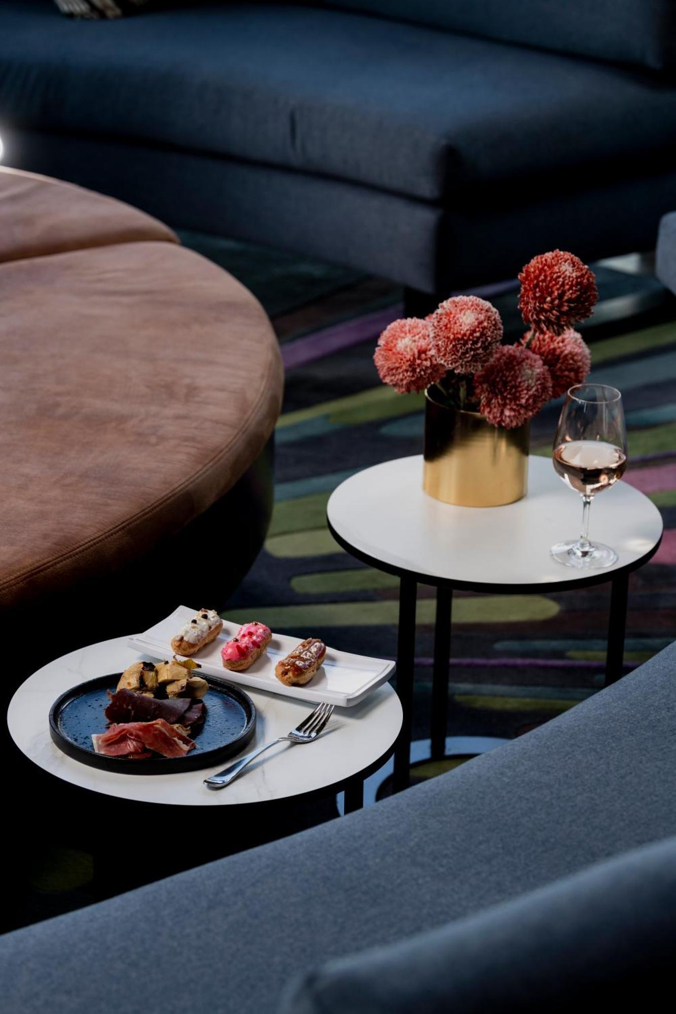 Hotel Sofitel Melbourne On Collins Exterior foto The Lounge at London Heathrow Airport